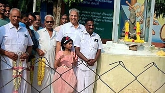 தேத்தாகுடி - வடக்கு, அரக்கரை பகுதியில் திருவள்ளுவா் சிலைக்கு மாலை அணிவித்து மரியாதை செலுத்தியோா். 