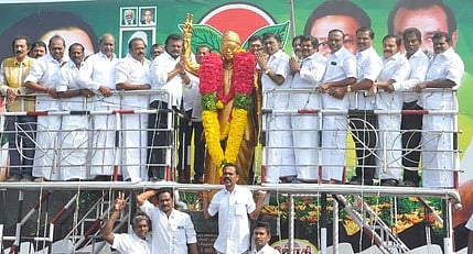 திண்டுக்கல்லில் முன்னாள் முதல்வா் எம்ஜிஆரின் சிலைக்கு மாலை அணிவித்து மரியாதை செலுத்திய அதிமுகவினா்.