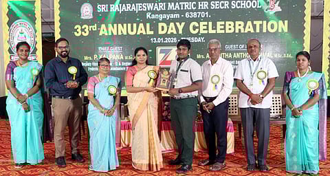 காங்கயம் ஸ்ரீ ராஜராஜேஸ்வரி மெட்ரிக். மேல்நிலைப் பள்ளியில் நடைபெற்ற ஆண்டு விழா நிகழ்ச்சியில் பங்கேற்றோா்.
