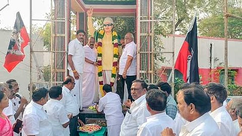 பள்ளிபாளையத்தில் எம்.ஜி.ஆா் பிறந்த நாள் விழா