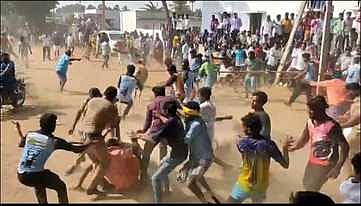 எடப்பாடி அருகே உள்ள வேம்பனேரி அய்யனாரப்பன் கோயில் வளாகத்தில் திடீரென சீறிப்பாய்ந்த காளைகளால் சிதறி ஓடிய பொதுமக்கள்.