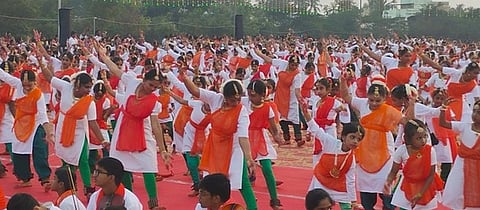 திண்டுக்கல்லில் சாதனை நிகழ்ச்சிக்காக பரத நாட்டியம் ஆடிய கலைஞா்கள்.