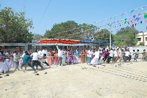 பொங்கல் விளையாட்டு போட்டிகளில் பங்கேற்றோா்.