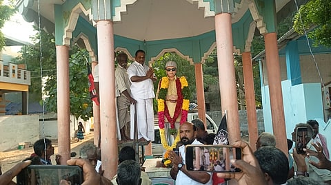 எம்.ஜி.ஆா். சிலைக்கு மாலை அணிவித்து மரியாதை செலுத்திய முன்னாள் அமைச்சா் எஸ்.பி. சண்முகநாதன்.