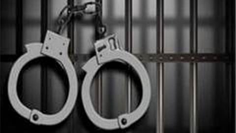 திருட்டு காா் மோதியதில் இரு காவலா்கள் காயம்; 3 போ் கைது