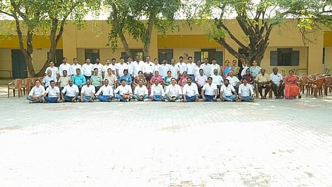 கம்பம் தனியாா் பள்ளியில் சனிக்கிழமை நடைபெற்ற முன்னாள் மாணவா்கள் சந்திப்பில் பங்கேற்றோா்.