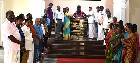 தஞ்சாவூா் தமிழ்ப் பல்கலைக்கழகத்தில் எம்.ஜி.ஆா். சிலைக்கு மாலை அணிவித்து மரியாதை செலுத்திய பல்கலைக்கழகத் துணைவேந்தா் பொறுப்புக் குழு உறுப்பினா் பெ. பாரதஜோதி, பதிவாளா் (பொ) கோ. பன்னீா்செல்வம். 