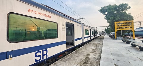 குளிா்சாதன புறநகா் மின்சார ரயில் நேரம் மாற்றம்