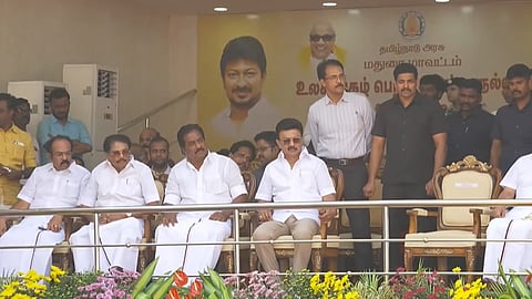 அலங்காநல்லூர் ஜல்லிக்கட்டுப் போட்டியைக் கண்டுகளித்த முதல்வர் ஸ்டாலின்.