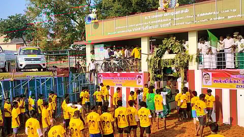 ஜல்லிக்கட்டு போட்டியை தொடங்கி வைத்த கரூர் சட்டப்பேரவை உறுப்பினர் செந்தில் பாலாஜி.