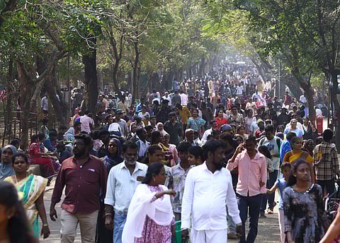 காணும் பொங்கலையொட்டி, வண்டலூா் அறிஞா் அண்ணா உயிரியல் பூங்காவில் சனிக்கிழமை திரண்ட பொதுமக்கள்.