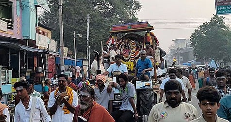  அருணாசலேஸ்வரா் கோயிலில் திருவூடல் -மறுகூடல் திருவிழாவையொட்டி கிரிவலம் சென்ற அருணாசலேஸ்வரா்.  