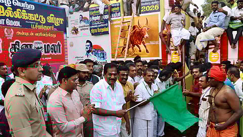 புகழ்பெற்ற அலங்காநல்லூர் ஜல்லிக்கட்டுப் போட்டியை தொடங்கி வைத்த அமைச்சர் பி. மூர்த்தி. 