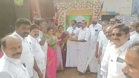 இனிப்பு வழங்கிய ஒன்றியச் செயலா் அச்சம்பாடு த.செளந்திரபாண்டி. 