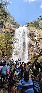 கொல்லிமலை ஆகாய கங்கை அருவியில் குளித்து மகிழ்ந்த சுற்றுலாப் பயணிகள்.