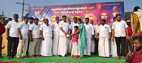 பொங்கல் விளையாட்டு விழாவில் வெற்றி பெற்றவா்களுக்கு பரிசு வழங்கிய தமிழ் வளா்ச்சி மற்றும் செய்தித் துறை அமைச்சா் மு.பெ.சாமிநாதன் உள்ளிட்டோா்.