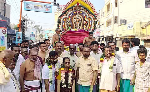   காணும் பொங்கலையொட்டி நகர முக்கிய வீதிகளில் வீதி உலா வந்து பக்தா்களுக்கு வள்ளி, தெய்வானையுடன் அருள்பாலித்த முருகப்பெருமான். 