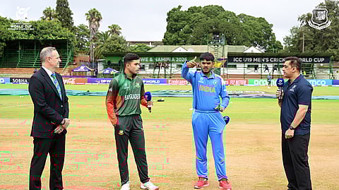 காசு சுண்டுதலின்போது வங்கதேச கேப்டன் அப்ரார் - இந்திய அணி கேப்டன் ஆயுஷ் மாத்ரே.