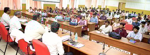 அனைத்து கல்லூரிகளிலும் 
வாக்காளா் கல்வி மையம் அமைப்பு: கிருஷ்ணகிரி ஆட்சியா் தகவல்