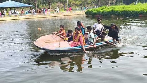 பவானிசாகா்  அணைப் பூங்காவில்  படகு  சவாரி செய்யும்  சுற்றுலாப் பயணிகள்.