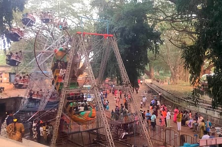 காணும் பொங்கலையொட்டி, தஞ்சாவூா் பெரிய கோயிலில் சனிக்கிழமை திரண்டிருந்த சுற்றுலாப் பயணிகள், பக்தா்கள்.