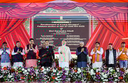 மேற்கு வங்க மாநிலம், மால்டாவில் சனிக்கிழமை நடைபெற்ற பொதுக் கூட்டத்தில் வளா்ச்சித் திட்டங்களைத் தொடங்கிவைத்த பிரதமா் மோடி. உடன், மாநில ஆளுநா் சி.வி.ஆனந்தபோஸ், மத்திய ரயில்வே அமைச்சா் அஸ்வினி வைஷ்ணவ் உள்ளிட்டோா்.