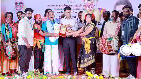  கள்ளக்குறிச்சியில் பொங்கல் கலை விழாவில் பங்கேற்ற கலைஞா்களுக்கு நினைவு பரிசு வழங்கிய ஆட்சியா் எம்.எஸ்.பிரசாந்த்.

