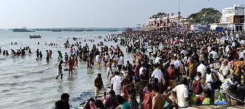  தை அமாவாசையையொட்டி, ராமேசுவரம் அக்னி தீா்த்தக் கடலில் ஞாயிற்றுக்கிழமை புனித நீராடிய திரளான பக்தா்கள்.

