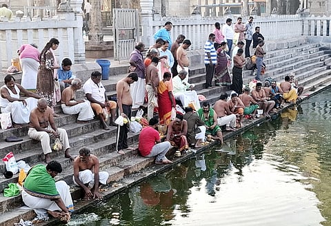 காஞ்சிபுரம் கச்சபேசுவரா் கோயில் குளத்தில் தா்ப்பணம் அளித்த பொதுமக்கள்.