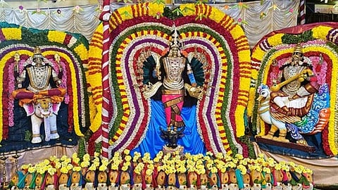  சிறப்பு அலங்காரத்தில் உற்சவா் முப்பெரும் தேவியா்.