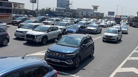  பொங்கல் பண்டிகை நிறைவு பெற்ற நிலையில், சென்னை நோக்கிச் செல்வதற்காக விக்கிரவாண்டி சுங்கச்சாவடிப் பகுதியில் காத்திருந்த வாகனங்கள்.

