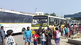  பொங்கல் பண்டிகை முடிந்து, சென்னை உள்ளிட்ட பகுதிகளுக்குச் செல்வதற்காக விழுப்புரம் புதிய பேருந்து நிலையத்தில் குவிந்த மக்கள்.

