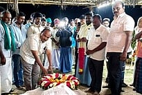 உடல் உறுப்புகள் தானம் செய்த நாட்டுத்துரையின் உடலுக்கு மலா் வளையம் வைத்து மரியாதை செலுத்திய பழனி கோட்டாட்சியா் இரா. கண்ணன்.

