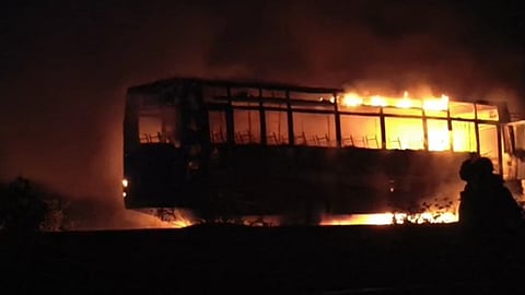  சாத்தூா் அருகே நடுவப்பட்டியில் ஞாயிற்றுக்கிழமை தீப்பிடித்து எரிந்து சேதமடைந்த அரசுப் பேருந்து.

