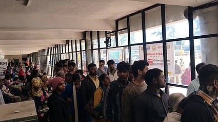   கொடைக்கானலில் ஊா் திரும்ப முன்பதிவு செய்வதற்காக நீண்ட வரிசையில் காத்திருந்த சுற்றுலாப் பயணிகள்.

