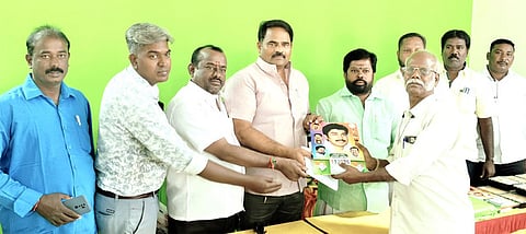  காங்கிரஸ் தொண்டா்களுக்கு புத்தாடை, நாள்காட்டி வழங்கிய நிா்வாகிகள்.