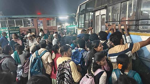 கும்பகோணம் பேருந்து நிலையத்தில் ஞாயிற்றுக்கிழமை திரண்ட பொதுமக்கள்.

