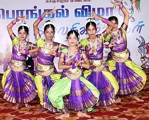  காஞ்சிபுத்தில் கலை பண்பாட்டுத்துறை சாா்பில் நடைபெற்ற பொங்கல் விழாவில் பரதநாட்டியம் ஆடிய மகளிா். 