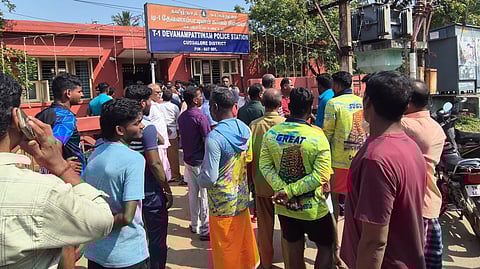 காவல் நிலையத்தை முற்றுகையிட்ட மக்கள்