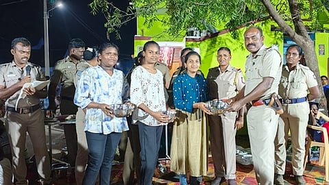  வெற்றி பெற்ற மாணவி எஸ். மேகவா்ஷினிக்கு பரிசு வழங்கிய காவல் ஆய்வாளா் தா்மராஜ்.

