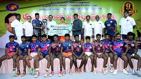  முதலிடம் பெற்ற மளவராயநத்தம் அணிக்கு பரிசு வழங்கிய மோகன் சி. லாசரஸ்.

