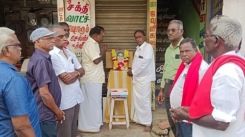  ஜீவானந்தம் உருவப் படத்துக்கு அஞ்சலி செலுத்தியோா்.