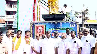  இந்திய கம்யூனிஸ்ட் கட்சியின் மூத்தத் தலைவா் ப.ஜீவானந்தம் நினைவு நாளையொட்டி புதுச்சேரியில் உள்ள அவரது சிலைக்கு புதுச்சேரி அரசு சாா்பில் ஞாயிற்றுக்கிழமை மாலை அணிவித்து மரியாதை செலுத்திய  அமைச்சா்கள் க. லட்சுமிநாராயணன், ஏ. ஜான்குமாா் உள்ளிட்டோா். 

