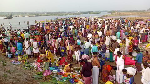 முன்னோர்களுக்கு தர்ப்பணம் கொடுத்து வழிபாடு செய்த மக்கள்.