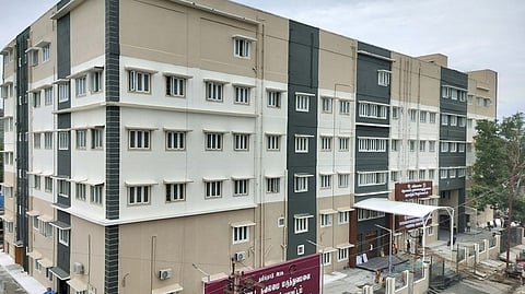 புதிதாக கட்டப்பட்டுள்ள குடியாத்தம் அரசு மருத்துவமனை கட்டடம்.