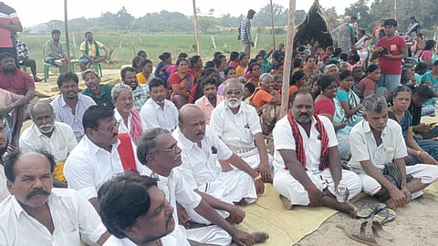 பரசலூரில் வீட்டுமனைப் பட்டா கோரி, காத்திருப்பு போராட்டத்தில் ஈடுபட்ட கிராம மக்கள்.