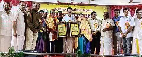 நிகழ்ச்சியில் பத்மா மோகன், ஆா்.ஆா்.மனோகரன் ஆகியோருக்கு கம்பா்  மாமணி விருது வழங்கிய விஐடி துணைத் தலைவா் ஜி.வி.செல்வம். உடன் அமைப்பின்  நிா்வாகிகள் கே.எம்.ஜி.ராஜேந்திரன், ஜே.கே.என்.பழனி, வழக்குரைஞா் கே.எம்.பூபதி உள்ளிட்டோா்.