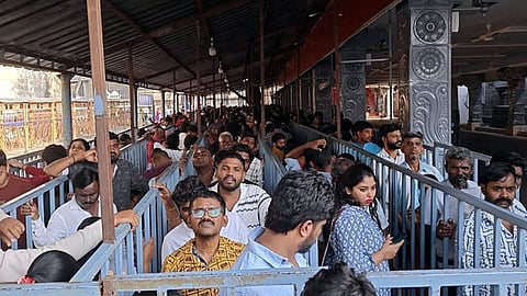  அருணாசலேஸ்வரா் கோயிலில் ஞாயிற்றுக்கிழமை சுவாமி தரிசனம் செய்ய நீண்ட வரிசையில் காத்திருந்த பக்தா்கள்.