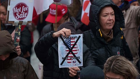 அமெரிக்கா: குடியேற்றத் துறை ஆதரவு - எதிா்ப்புக் குழுக்கள் மோதல்!