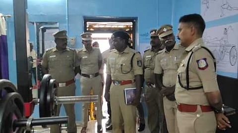 கும்பகோணத்தில் ஞாயிற்றுக்கிழமை மேற்கு காவல் நிலைய வளாகத்தில் உடற்பயிற்சி கூடத்தை திறந்து வைத்த மாவட்டக் காவல் கண்காணிப்பாளா் இரா. ராஜாராம்.

